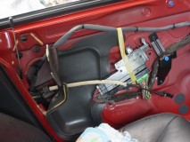 Volvo V70前期のヘッドライトHID化と各バルブLED化&ドアセンサー修理 ドア内張りを外してPWスイッチユニットを繋いでチェック。3回に1回は現象が出ます。症状が出ている間に配線を触って改善するか確認しましたが一向に変化なし。配線・接触不良ではないと判断しました。