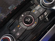 レヴォーグ打ち替え(部品持ち込み) LED打ち替え自体はすんなり終了。基盤は普通のものでした。問題は左右のダイヤルで、もともと白色のLEDで真ん中の青と赤の温度表示とダイヤルの輪郭を光らせていましたが、赤色に変更するとこの表示機能が失われてしまいます。そのためLEDはそのままに、輪郭部分にフィルムで着色することにしました。