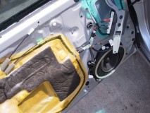  純正ミラーにはウィンカー配線が来ていないので通線する必要があります。そのため内張りからミラーまで全部分解する必要があります。 