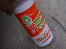  レザー掃除に威力抜群なのがこれ「マジックスター」。通常洗浄の難しいレザーや合皮素材をいとも簡単に綺麗にします。保護・保湿も同時に出来るので非常に便利で、嫌なベタつきもありません。 