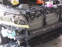 80VOXYのグリルイルミ施工 もともとバンパーを外す予定ではありませんでしたが、今回3段での施工となったため、綺麗に施工するためにバンパーを外しました。