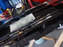 80VOXYのグリルイルミ施工 LED3本をテープで固定して、接着剤で本固定と防水処理を行います。配線の取り出し位置も工夫して、バンパーに穴を開けることなく配線を通すことができました。