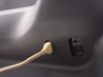  どうしても直接内張りをカットするため見た目が気になるところですが、ヤスリで綺麗に追い込むことも可能です。ただ、それだけに工賃がかさむのもったいないということで、下向きの部分に施工という流れになりました。 