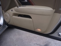 ホンダの隠れた高級車「レジェンド」の室内灯LED化 ドアのカーテシーランプは赤色にしました。備忘録として、カーテシーT10×4、室内T10側面×2、リアT10-31×2、トランクT10正面×2、バニティヒューズ缶28mm×2を交換しています。