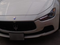 マセラティ ギブリの室内灯LED交換とフットイルミ打ち替え いろいろな車を触らせていただく機会があることに大変喜びを感じる昨今ですが、今回はイタリアを代表する車両メーカー「マセラティ」です。エンジンはフェラーリと共同開発しているということでしたが、V6 3.0Lというスペックからか、エンジンサウンドはフェラーリ的ではなく、もっと重厚でトルクがありそうな音でした。