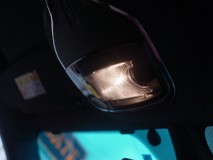 マセラティ ギブリの室内灯LED交換とフットイルミ打ち替え 早速室内灯のユニットをバラしにかかります。初物なので、さっぱりわからず押してみたり引っ張ったりしながら、15分ぐらい戦ってやっとビスを発見しました。
