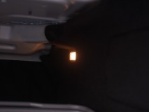 マセラティ ギブリの室内灯LED交換とフットイルミ打ち替え フットランプはもともとLED部分を打ち替えで白色に変更しました。打ち替え自体はそれほど難しくありませんが、初物でパーツの取り外しに苦戦しました。