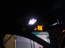 マセラティ ギブリの室内灯LED交換とフットイルミ打ち替え ディーラー部品ということで安心して取付させていただきました。Belof製のそのものは明るく白く、流石だなという感じです。ただし、いまだに極性フリーではなく、ユーザービリティーという観点では中国製に負けています。
