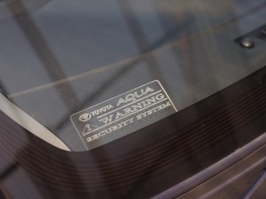 アクアのウェルカムランプ施工とセキュリティープレート取付
