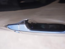  あとはハンドル内のアンテナやコンピューターに干渉しない位置へLEDを取り付けし、配線をすれば完成。今回は青色LEDを採用。 