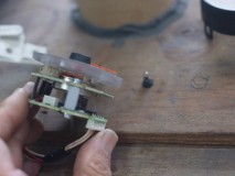 S15 シルビアのDefiメーター打ち替えとスピードメーター液晶修理 中もDefiメーターとは明らかに作りが違います。一度針を抜いてしまうとメーター位置がずれるか、針が不動になる可能性があります。