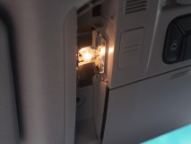 20アルファードの格安室内灯キット取付と他LED化 まずはフロント室内灯。サイズ的には非常に大きいLEDの装着も可能ですが、明るすぎるのは最近敬遠される傾向にあるため、今回も例の格安キットを使用しました。