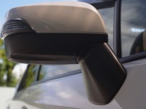 SUBARU XV ハイブリッドのウェルカムランプ取付と室内LED装飾作業 まずはミラー下にウェルカムランプを取り付けるべく、ミラーを外します。
