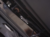 C26セレナのミラーウィンカー(ヴァレンティ製)の取付 セレナのドアはソケットタイプ。配線を新規に通すのは不可能ではありませんがハイリスクなため、純正コネクターの空きポートを利用して配線を通しました。