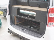 RK-Family ステップワゴンのエアサスBOXコンプリート いきなりですが下段の箱が収まりました。コンプレッサー・タンク・電磁弁をそれぞれ部屋に分けて配置しています。なぜこんな配置かというと、「エアー配管は無加工」だからです。プロのショップが組んだ配管を素人の当店がいじる気になれなくて、継ぎ手を外すだけでここまで組みました。みんからで有名なお客さんです。