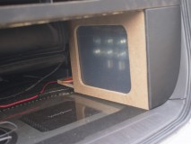 RK-Family ステップワゴンのエアサスBOXコンプリート 電磁弁もメンテナンスできるようにビス止めで蓋を外せるようにしています。それほど力がかかるところでもないのでマジックテープでも良いかもしれませんね。ドレン抜きは定期的に行わないといけないので、この辺の作業性は結構重要です。