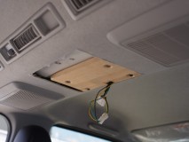 200系4型ハイエースのフリップダウンモニター取付 天井に設置されているエアコンのダクトに4箇所の固定場所があるので、ビスやボルトを使って12~15mmの板を固定し、この板に木ビスを使ってモニターを取り付けます。