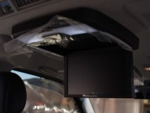 200系4型ハイエースのフリップダウンモニター取付 かなり大きいモニターだったため、前後を完全に収めることができませんでしたが、フロント部分をギリギリまで寄せて調整いたしました。