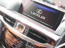 レクサスLX570襲来!! なんだこのモニター、16:5くらいのアスペクト比率。芸能人みんな顔がパンパンに見えますね。