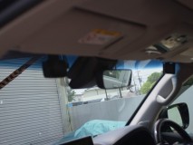 レクサスLX570襲来!! 今回一番迷ったのがドライブレコーダーの配置です。機能で選ぶと「ドライブマン」なのですが、デザインは一昔前の形で結構でかく、液晶も目立ちます。ネットの主流は「スマホ連動式のドラレコ」で、液晶がないので非常にスマートですが、撮影能力や機能で劣ります。これまた難しい選択です。今回は見た目を犠牲にして機能を重視し、もちろん駐車中監視も行います。