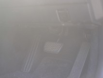 LS460のLEDカスタム フットランプをホワイト化するだけなら、オレンジ色のカバーを外すだけで済みます。今回は明るさをさらに向上させるため、3チップタイプのLEDに交換しました。