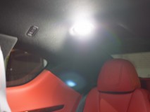  フロントは視界に入るので明るさを少し抑え、リアから強力に車内を照らすようにLEDを選択しました。 