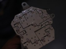  テールランプの4灯化において、配線加工のみではLEDの寿命が短くなる懸念がありました。そのため、一度テールランプを殻割し、内蔵されているLEDチップの型式を確認しました。結果、ブレーキ点灯に十分耐えられる耐久性のあるチップが使われていたため、そのまま4灯化の配線加工を実施しました。ちなみに、18系クラウンの4灯化はLEDへの過負荷が原因で寿命を早めるケースがあるため、その場合はLEDチップ自体の打ち替えも検討することをお勧めします。 