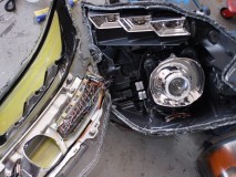 コンプリートヴェルファイアのヘッドライト修理 守口市の大阪工房さんで加工されたヘッドライトを、早速修理のために殻割りしました。初めて触るヘッドライトだったので、色々と確認しながら慎重に進めます。上段には別車種のLEDプロジェクターが移植されており、下段のロービームにもLEDがインストールされていますね。プロショップの仕事らしく、完璧なインストールが見事です。上段のLEDプロジェクターの固定や、それに関わるインナーの成形・加工には感銘を受けました。今回不具合があったNeoPixelは製品の不良によるものと判明。不具合部分のみを修理し、当店のNeoPixelを予備としてインストールしました。