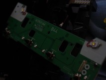  近年のLEDは、人間の手でハンダ付けするのが困難なほど精密に作られています。そのため、見た目は少し不格好ですが、リード線を用いて確実に電源を接続します。 
