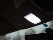 RGステップワゴンのヘッドライトHIDと室内灯LED加工 室内灯のスイッチ部に不良があり、ドア連動機能が効きませんでした。スイッチを裏側から押すと反応があったため、隙間にゴムを挟んでみましたが、効果は微妙でした。しかし、とりあえず片側は点灯するようになったので、今回はこれで良しとしました。使用したLEDは面発光タイプの専用品です。