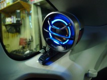  サテライトスピーカー取り付けに際し、アクリル板で専用のリングを作成しました。 