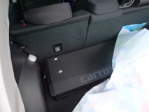  ウーファーはリアのトランク内に設置。サイズは大きいですが薄型のため、上に荷物を載せても邪魔になりません。 