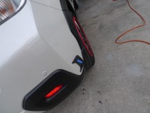  リアバンパーには、ダミーダクトと青色のイルミネーションを取り付けました。 