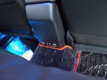  後部座席の快適性向上のため、シガーソケットとUSB充電ポートをそれぞれ2個ずつ増設しました。 