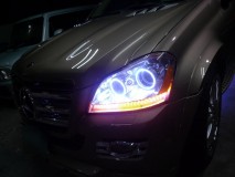 GLS550 Mercedes-Benzのヘッドライト加工 ウィンカーは8連タイプの連鎖点灯式にしました。当初はデイライトと同時に光るよう設定していましたが(現行Mercedes仕様)、見難いのでウィンカー時は白色消灯仕様に変更しました。