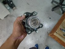 フィアット 695 ABARTHのフォグランプHID交換 H3バルブが使われているので背面加工が必要であり、ユニットも外して作業しました。