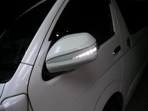 ハイエースワゴンのミラーウィンカー取付 そしていきなり完成写真。もちろんハイエースなのでミラーに配線を通すためにバンパーも下ろして作業しました。