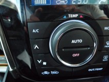  同じエアコンパネルでも少し前の車両だとTEMPの文字がアンバー着色されている場合があり、この場合はひたすら裏側を削る必要があります。 