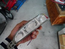  ミラーは基板を取り出してデュアルカラーのLEDに打ち替え、線を引き込んでつなげればOKですが、この作業だけで丸1日必要でした。 