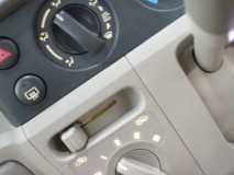  エアコンパネル部の電球もLED化しました。T5サイズのLEDを3発使用。マニュアルエアコンはワイヤーを外す必要があるので、AUTOエアコンよりも脱着が大変です。 