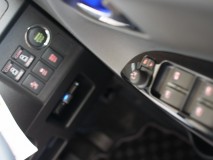  スイッチ類すべてが極小チップです。特にパワーウィンドウスイッチの分解にはテクニックが必要です。 