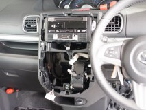  ナビは新型のストラーダで、液晶パネルが脱着式です。これだけ目立つナビを取り付けたら、セキュリティは必須ですね。 