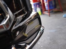 レクサスLX570のデイライト施工 ちゃんと型紙も用意されています。指定の場所に穴と開口を開けます。