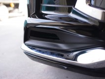 レクサスLX570のデイライト施工 なかなか勇気のいる作業です。