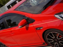  まずは、ピンストライプを貼る施工場所を、お客様と相談しながら入念に位置決めしました。 