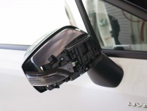 スバルXVハイブリッドのミラーウィンカー加工 まず、ミラーユニットを車体から慎重に取り外しました。