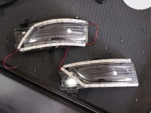 スバルXVハイブリッドのミラーウィンカー加工 次に、ユニットの外側に側面発光タイプのLEDを丁寧に施工していきます。