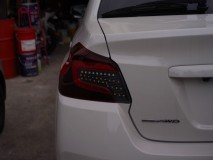 スバルWRXのテール加工修理 ウインカーは、今流行りのシーケンシャル(流れる)仕様で、連鎖点灯式を採用しています。