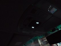 天井のスイッチは少し黄色みが強いパネルなので、LEDを青白くすることで他と色を合わせることができます。 