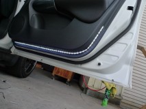  ミラー下にLED を仕込むためには、ドア内張り脱着、ドア配線引き込み、ミラー脱着、ミラー分解加工と、結構手間がかかります。ただし、外したついでにLEDを取り付ける場合はかなり格安に施工可能です。今回はウェルカムランプについでにドア下にもLEDを追加しました。 